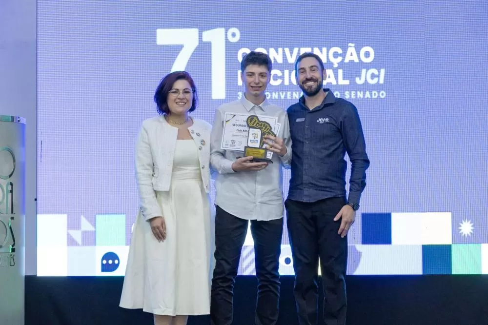 Miguel Sandmann (ao centro), aluno do Colégio Luterano Rui Barbosa, é vice-campeão nacional de oratória da JCI. (Foto: Divulgação)
