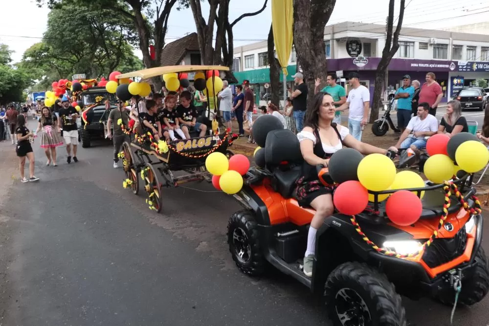 Desfile da Oktoberfest 2025 transforma a avenida Maripá em um espetáculo de tradição, alegria e cultura germânica. (Fotos: Divulgação/Prefeitura Municipal)