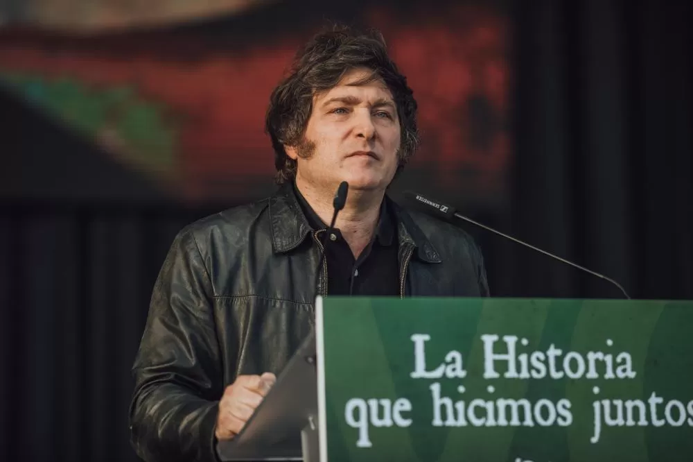 O presidente Javier Milei celebra com apoiadores após a divulgação dos resultados em Buenos Aires. (Foto: CC0 1.0 Universal)