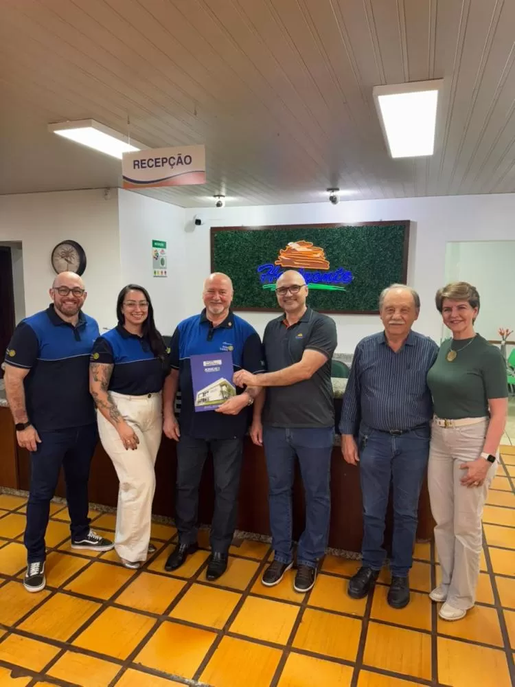 Membros do Rotary Club de Marechal Cândido Rondon anunciam o título de Funcionário Padrão 2025 a André João Dall Forno na Agrícola Horizonte, com a presença dos sócios Osvino e Marlise Ricardi. (Foto: Divulgação)