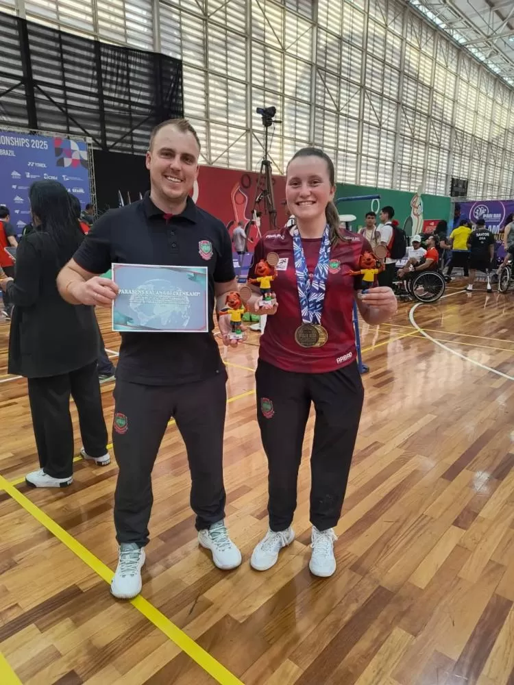 O técnico Alan Chapla e a atleta Kauana Beckenkamp celebram o excelente desempenho no Pan-Americano de Parabadminton 2025, realizado em São Paulo. A rondonense conquistou três medalhas e garantiu vaga para o Mundial no Bahrein, levando o nome de Marechal