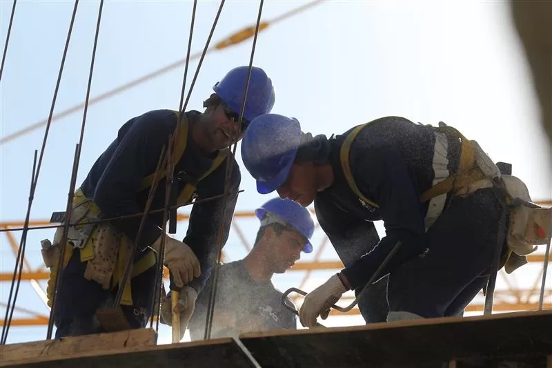 Setor da construção mantém ritmo forte no Paraná e segue como motor de empregos, inovação e sustentabilidade. Dados da Fiep mostram que mais de 183 mil trabalhadores atuam em obras e indústrias da construção em todo o estado. (Foto: Gelson Bampi)