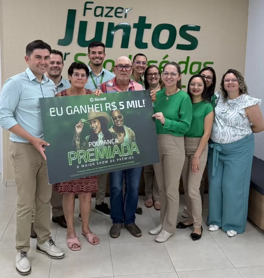 A associada Terezinha Maria Waltrick, de São José das Palmeiras, recebeu o prêmio de R$ 5 mil da campanha Poupança Sicredi, entregue pelo presidente da Sicredi Aliança PR/SP, Fernando Barros Fenner. A ação estimula o hábito de poupar e distribui prêmios d