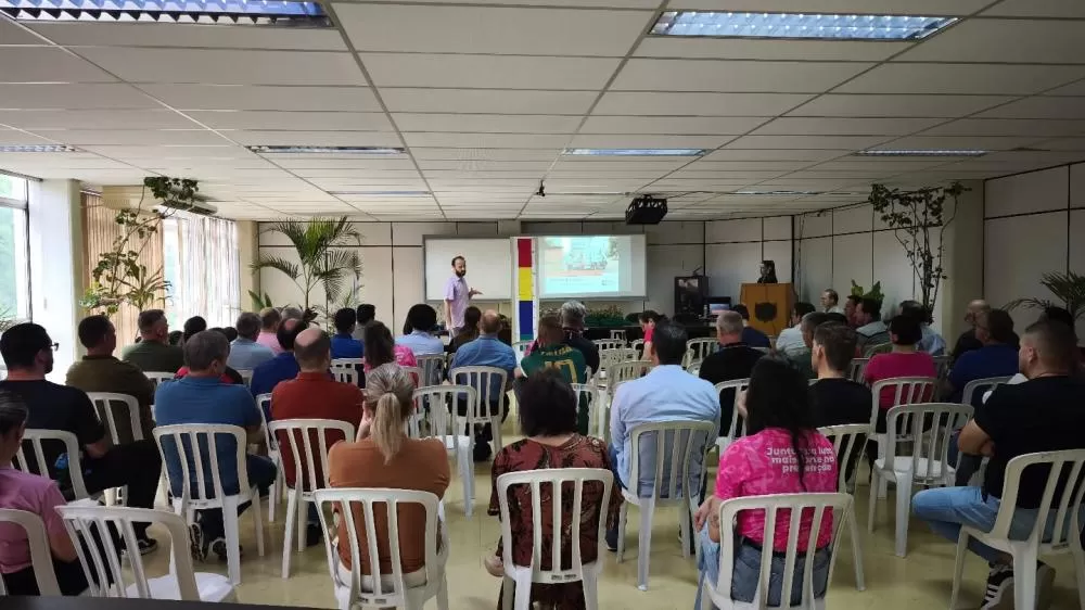 O engenheiro ambiental Marcos José Chaves durante palestra sobre sustentabilidade e gestão de resíduos, realizada no evento de assinatura dos decretos “Marechal Lixo Zero” e “Separação em 3 Frações”. (Foto: Divulgação/Prefeitura Municipal)