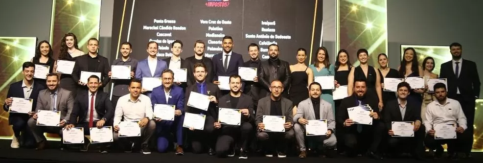 Cojem de Santa Helena recebe a Certificação Araucária e o Prêmio Pinhão de Ouro no evento Melhores do Ano 2025, consolidando-se entre os principais conselhos jovens do Paraná. (Foto: Divulgação/Acisa)