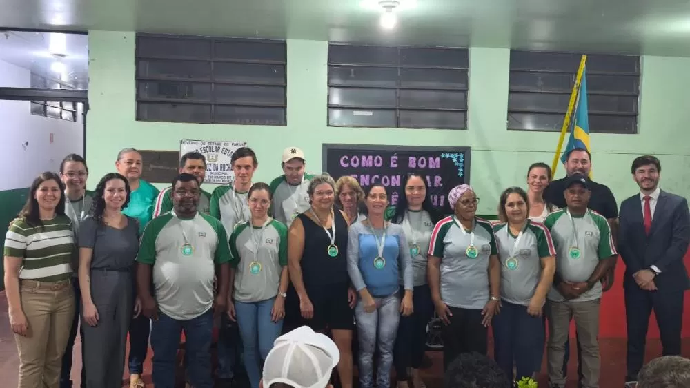 Alunos da EJA celebram o encerramento do projeto com medalhas e apresentações sobre cidadania. (Foto: Divulgação/Prefeitura Municipal)