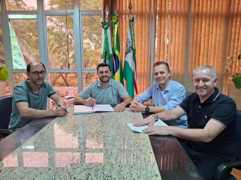 Valmir Monteiro, Adriano Backes, Vanderlei Sauer e Gilmar Dattein no momento dda formalização do termo de transmissão de cargo de prefeito. (Foto: Divulgação/Prefeitura Municipal)