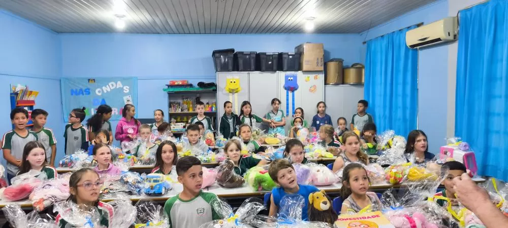 Projeto “Nas Ondas da Leitura”, do Lions Clube Aliança, une leitura, escrita e solidariedade entre alunos da Escola Antônio Hockenbach. (Foto: João Livi)