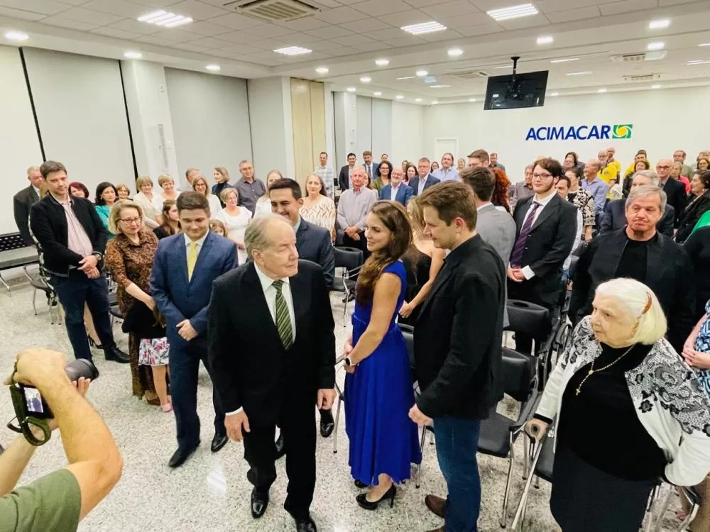 Dr. Dietrich Rupprecht Seyboth, o querido “Doutor Hippi”, recebeu o título de Cidadão Honorário em cerimônia realizada na Acimacar, cercado por familiares, amigos e autoridades municipais. (Fotos: Diculgação/Câmara Municipal)