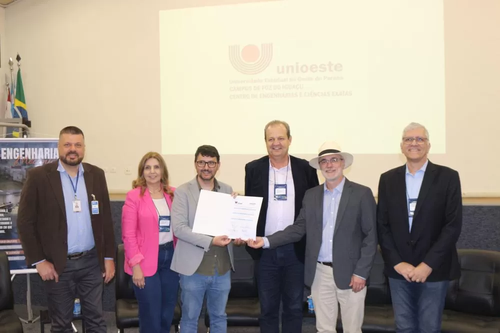 Secretário Aldo Nelson Bona e autoridades da Unioeste assinam termo que garante R$ 1,79 milhão em investimentos para inovação e inteligência artificial no campus de Foz do Iguaçu. (Foto: Divulgação/SETI-PR)