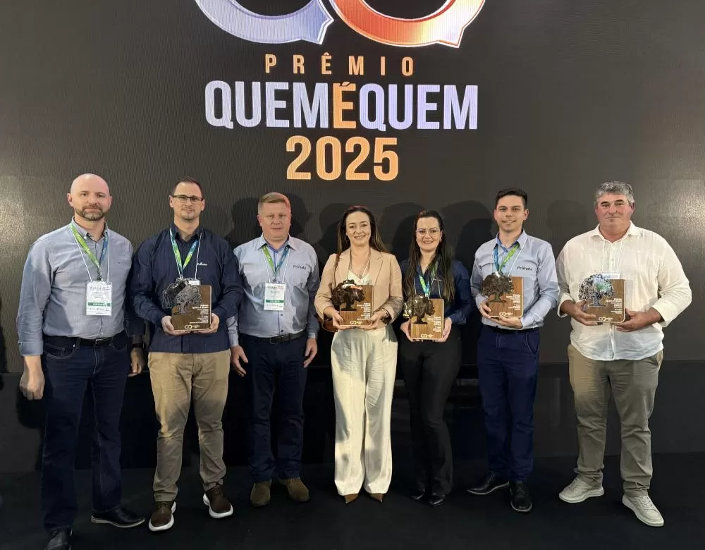 Equipe da Primato celebra as cinco premiações conquistadas no Prêmio Quem é Quem 2025, durante a AveSui América Latina, em Cascavel. (Foto: Divulgação/Primato)