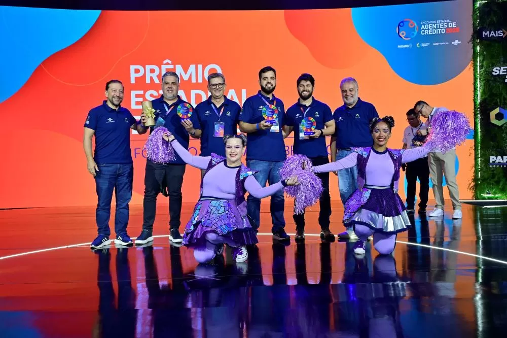 Equipe de Marechal Cândido Rondon celebra o 1º lugar estadual na categoria até 100 mil habitantes do Prêmio de Microcrédito 2025, em evento promovido pelo Sebrae/PR e Fomento Paraná. (Foto: Camila Pauleski)