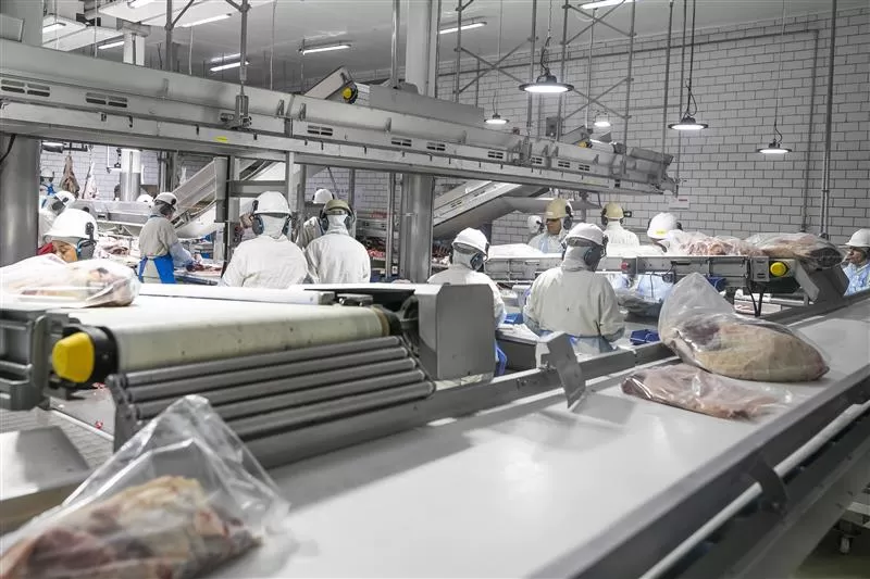 Setor industrial do Paraná gera mais de 2 mil vagas em setembro e mantém quase 1 milhão de trabalhadores formais em atividade. (Foto: Gelson Bampi)