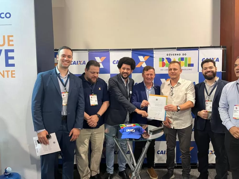 Autoridades municipais e federais assinaram em Foz do Iguaçu o convênio que garante R$ 3,7 milhões para o novo CMEI do Bairro Boa Vista. (Foto: Divulgação)