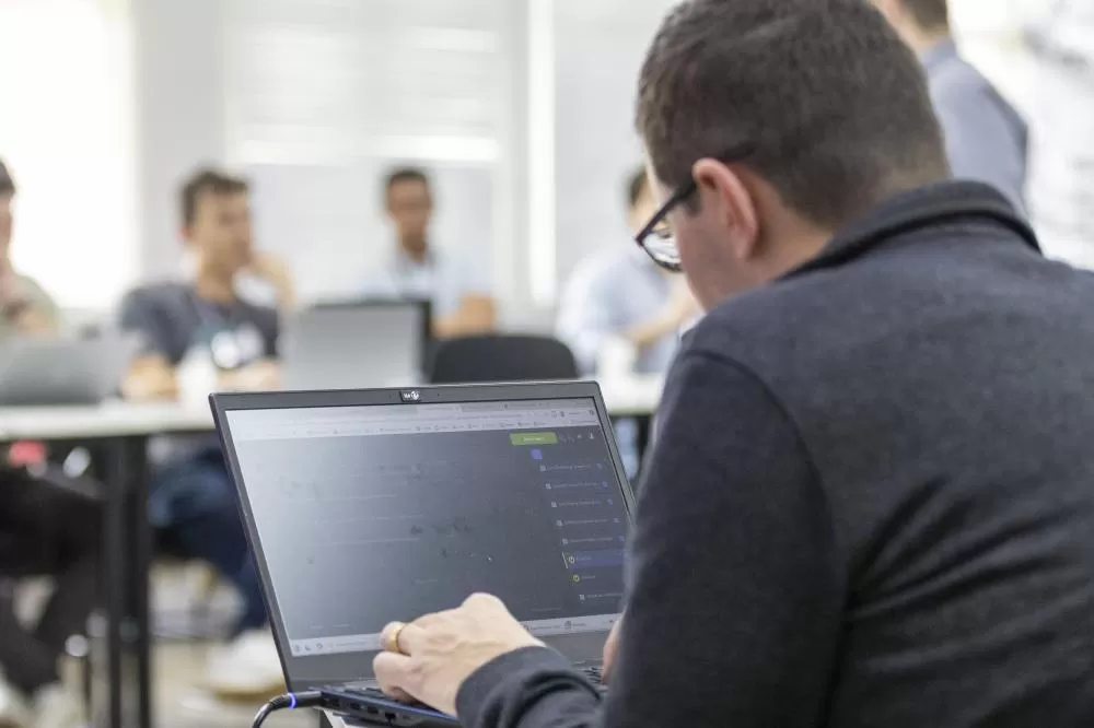 Instrutores do Itaipu Parquetec conduzem a nova turma de formação em segurança cibernética industrial, com foco em infraestruturas críticas. (Foto: Kiko Sierich/Itaipu Parquetec)