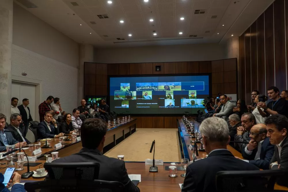Governador Ratinho Junior durante reunião emergencial no Palácio Iguaçu para definir ações de resposta aos temporais que atingiram o Paraná. (Foto: Felipe Henschel/AEN)