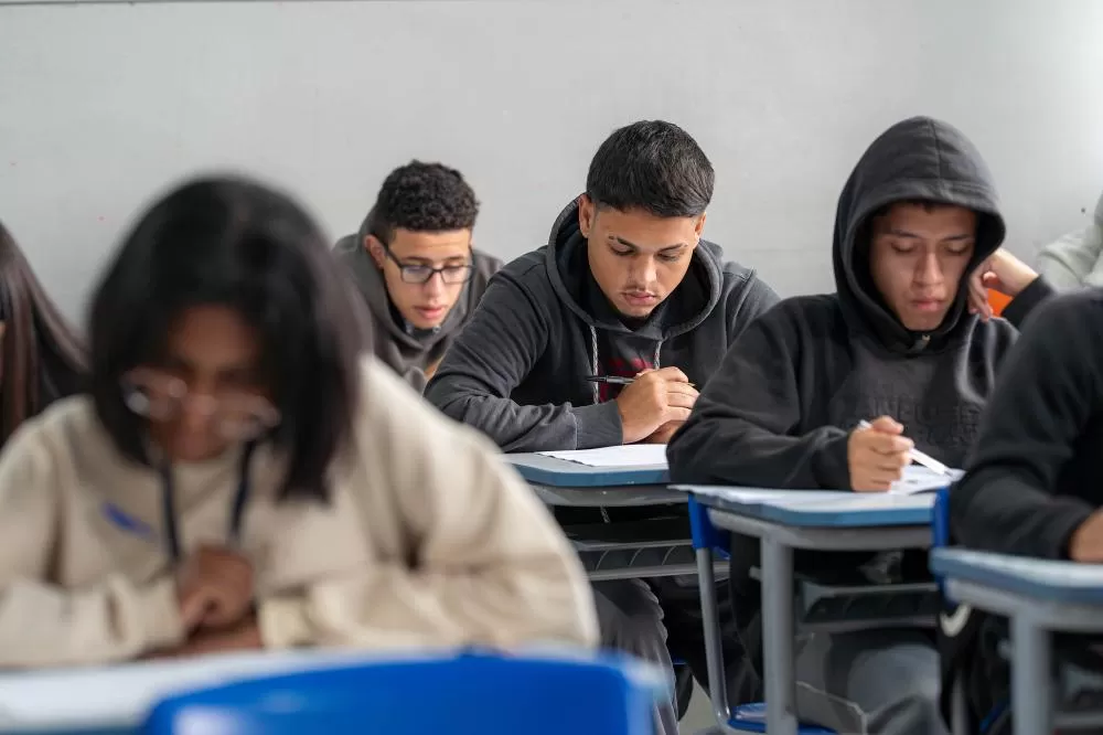 Alunos da rede estadual se dedicam aos estudos em grupo para a Prova Paraná Mais, que dá acesso ao programa Aprova Paraná Universidades. (Foto: Divulgação/SEED)