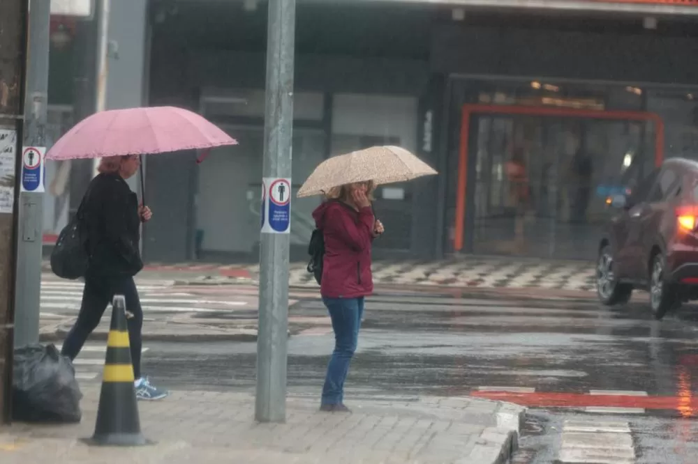 Céu encoberto e alunos enfrentando o frio no caminho da escola: outubro registrou temperaturas até 2°C abaixo da média e ventos superiores a 100 km/h em várias cidades do Paraná. (Foto: Geraldo Bubniak/AEN)