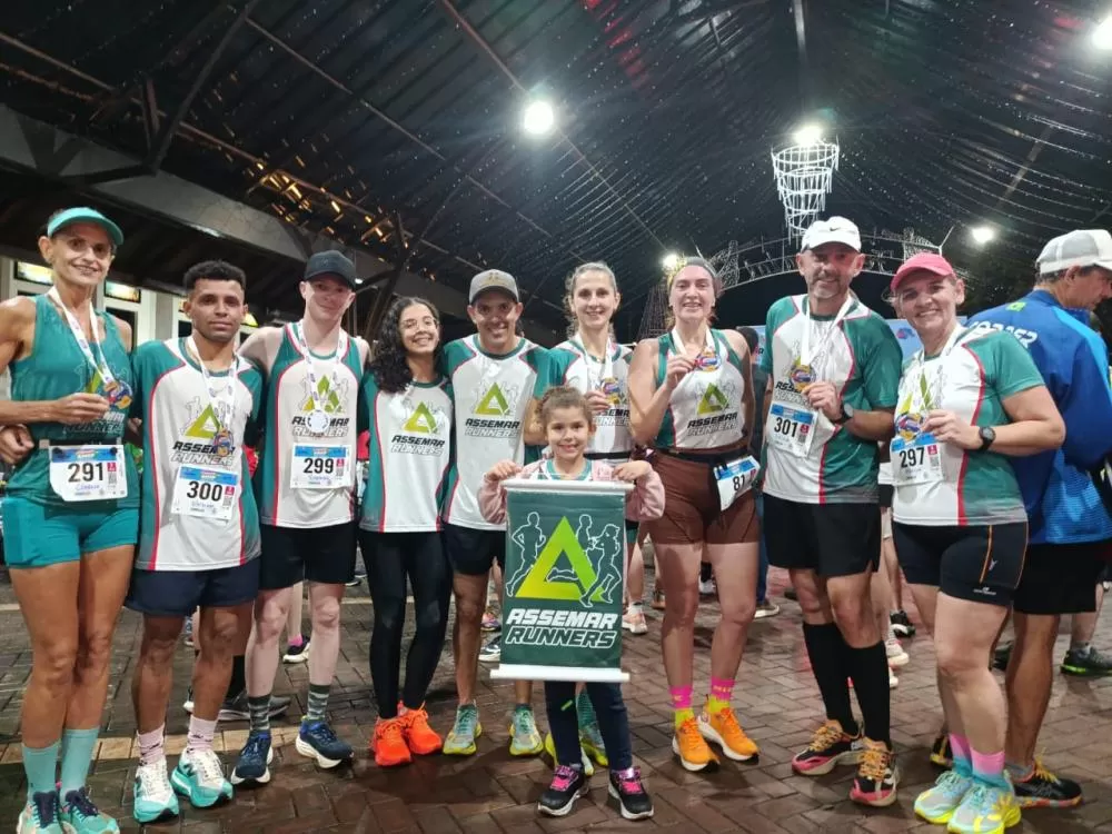 Atletas da equipe Assemar Runners celebram os pódios conquistados em Pato Bragado durante a 2ª etapa do Circuito AMOP de Corrida de Rua. (Foto: Divulgação/Assemar Runners)