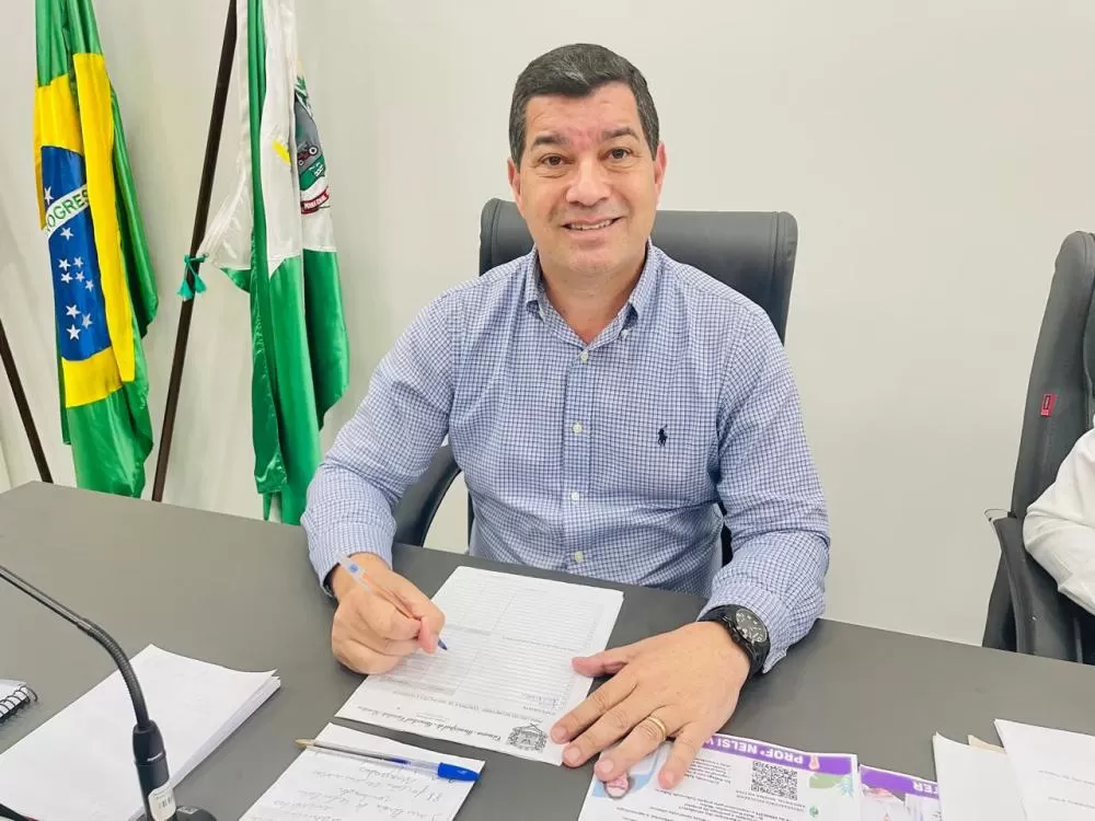 Coronel Welyngton durante a sessão de 03/11, defendendo drenagem na PRC-467 e melhorias em abrigos de ônibus e transporte escolar. (Foto: Diculgação/Câmara Municipal)