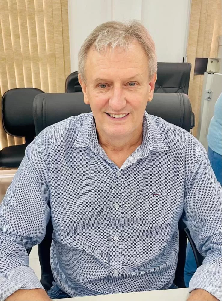 Vereador Carlinhos apresentou indicações que priorizam pavimentação rural e segurança em espaços esportivos, reforçando seu compromisso com as comunidades rondonenses. (Foto: Divulgação/Câmara Municipal)