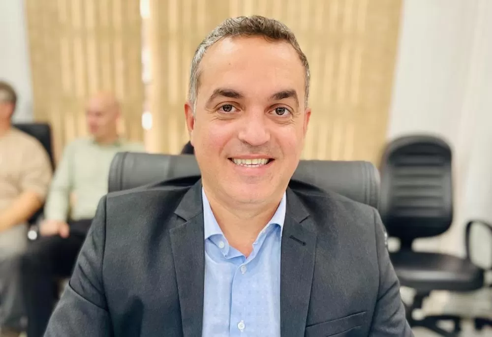 Vereador Juliano Oliveira apresentou indicação para recapeamento asfáltico no Loteamento Bem-te-vi, priorizando segurança e mobilidade dos moradores. (Foto: Divulgação/Câmara Municipal)