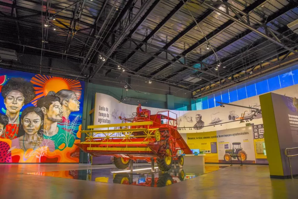 A icônica SLC 65-A, primeira colheitadeira automotriz fabricada no Brasil, segue exposta no Memorial da Evolução Agrícola, em Horizontina, símbolo de uma revolução que mudou o campo brasileiro. (Foto: Divulgação/John Deere)