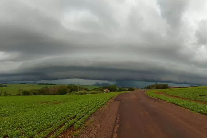 Chuvas e ventos fortes devem atingir várias regiões do Paraná nos próximos dias; Defesa Civil orienta a população a seguir os alertas e evitar áreas de risco. (Foto: Sanepar)