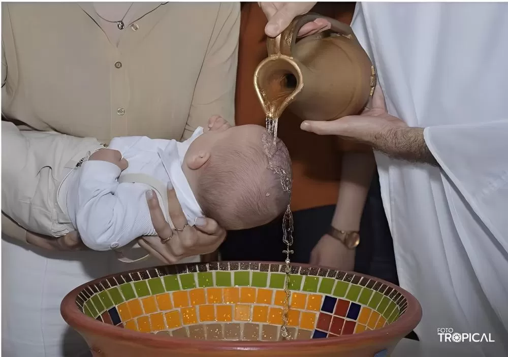 Gotas de água formam o desenho de um terço durante batizado em Pinhalzinho (SC). (Foto: Foto Tropical/Divulgação)