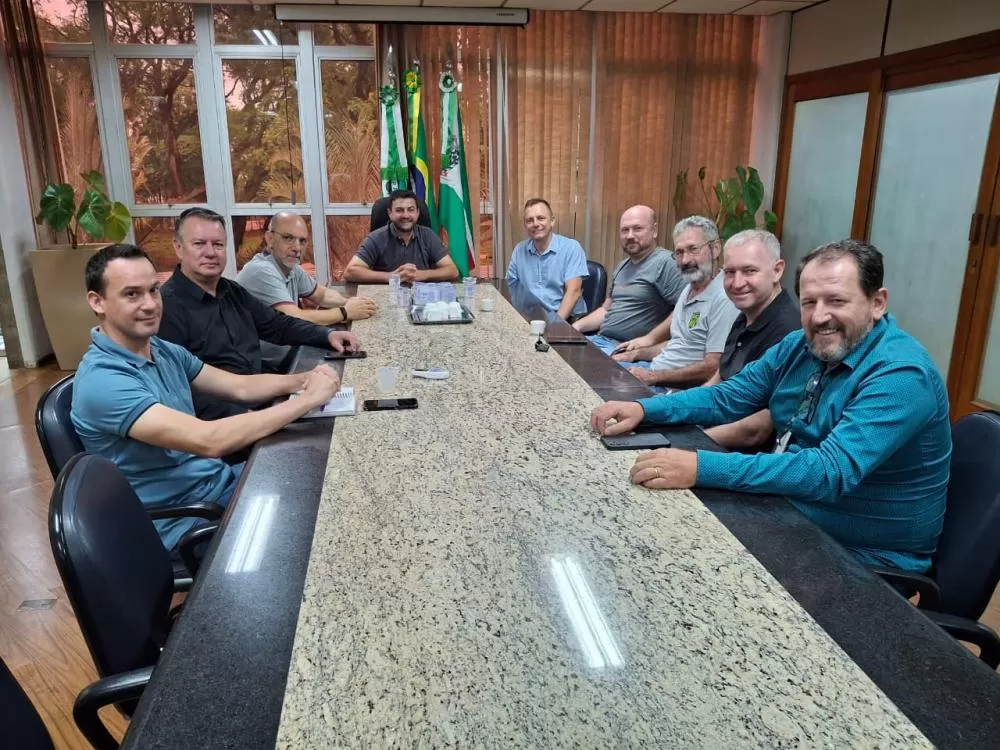 Representantes da Atemar convidaram o prefeito Adriano Backes e secretários municipais para o 4º Almoço do Atirador. (Foto: Divulgação/Prefeitura Municipal)