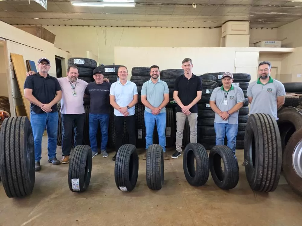 Prefeito Adriano Backes e equipe municipal acompanharam a chegada dos pneus doados pela Receita Federal para uso na frota pública. (Foto: Divulgação/Prefeitura)