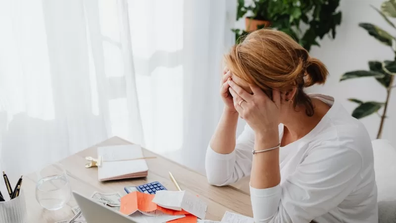 Mais de 79 milhões de brasileiros estão com dívidas em atraso; desemprego e contas básicas são os principais motivos do endividamento. (Foto: Serasa/Banco de Imagem Canva