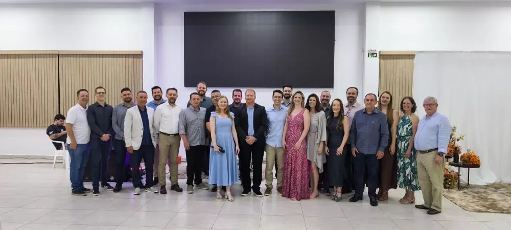 Nova diretoria foi apresentada na confraternização anual que celebra os 37 anos da Associação Regional dos Engenheiros e Arquitetos de Marechal Cândido Rondon. (Foto: João Livi)