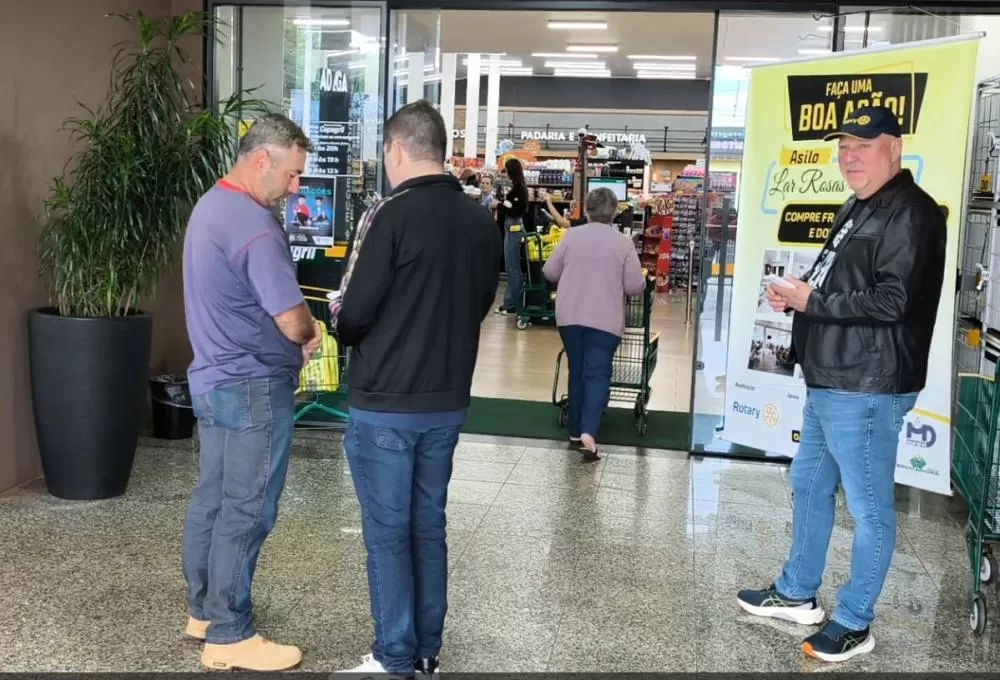 Rotarianos do Clube Beira-Lago estão divulgando a campanha de arrecadação de fraldas nos supermercados Copagril I e II em favor do Lar Rosas Unidas, em Marechal Cândido Rondon. (Foto: João Livi)