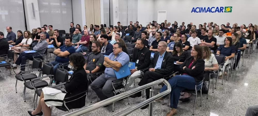 Auditório da Acimacar lotado durante o Fórum Inova Marechal, que reuniu empresários, gestores públicos e especialistas em inovação. (Foto: João Livi)