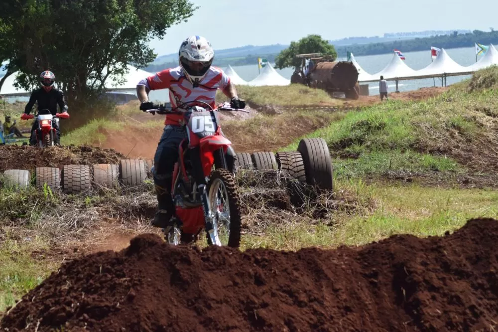 Trilha de motos promete adrenalina e solidariedade em Porto Mendes neste sábado. (Foto: Divulgação/Prefeitura Municipal)