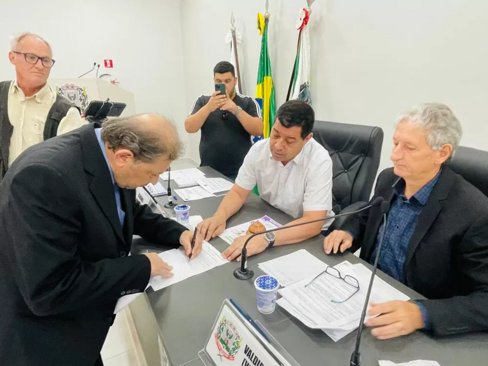 Doutor Milton assina o termo deposse na Câmara de Marechal Cândido Rondon. (Foto: Divulgação/Câmara Municipal)