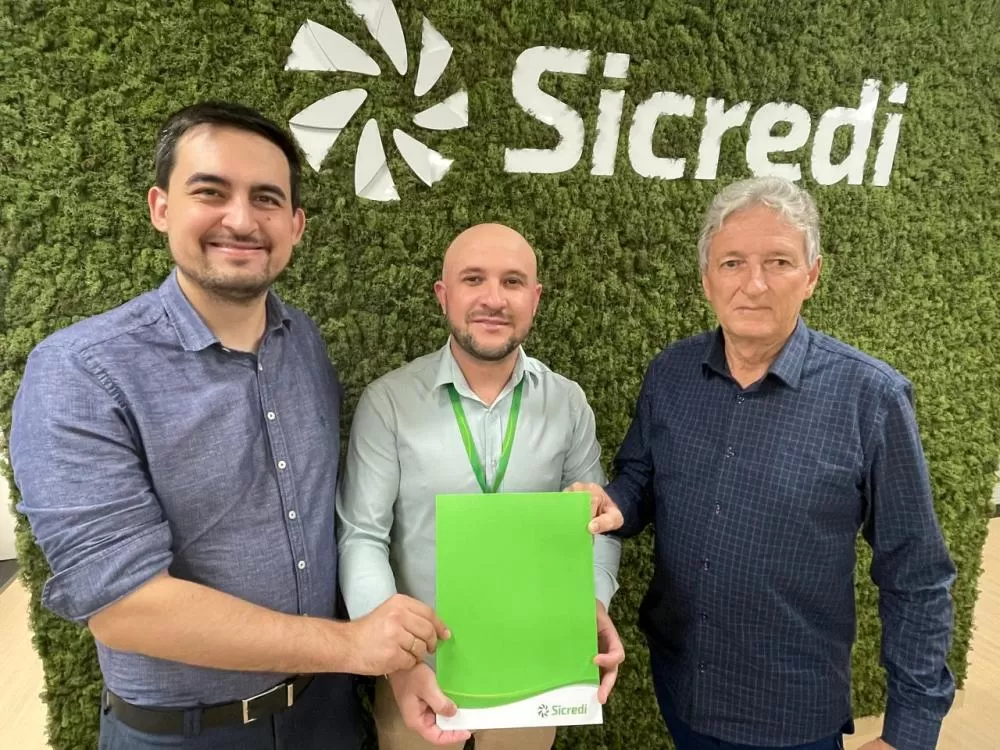 João Eduardo dos Santos, Dlvane Moura e Valdir Sachser na reunião que definiu detalhes da parceria. (Foto: Divulgação/Câmara Municipal)