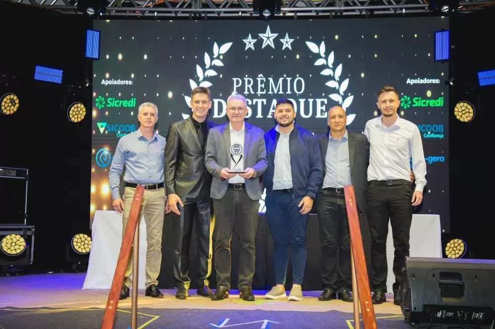 Legenda sugerida: Equipe Copagril celebra os títulos de Supermercado Destaque e Destaque Empresarial no Prêmio Destaque Nova Santa Rosa 2025. (Fotos: Divulgação/Copagril)