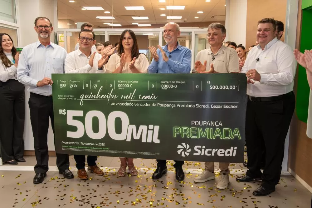 Cezar Escher, agricultor de Capanema, recebe o cheque simbólico após ser contemplado com R$ 500 mil na Poupança Premiada Sicredi. (Foto: Divulgação/Sicredi)