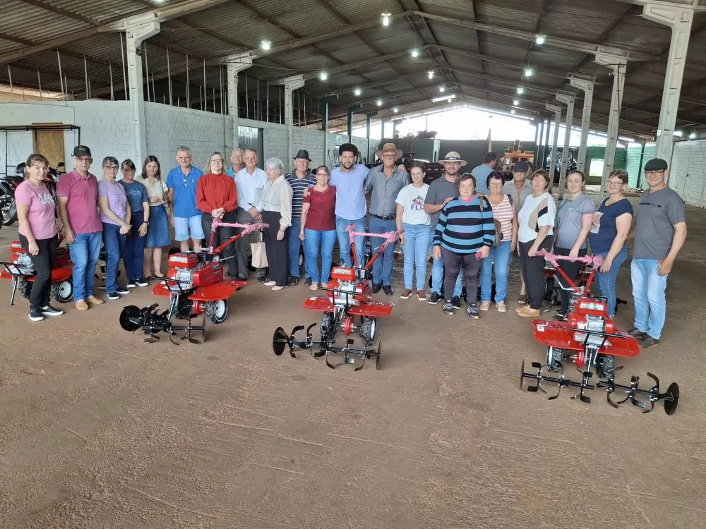Agricultores da ACEMPRE recebem motocultivadores entregues pela prefeitura, fortalecendo a produção ecológica em Marechal Rondon. (foto: Divulgação/Prefeitura Municipal)