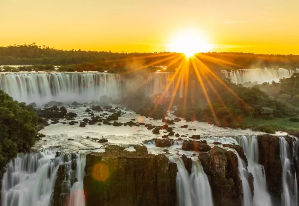 Espetáculo “O Canto das Águas” levará orquestra com instrumentos à base de água para o mirante das Cataratas, em celebração natalina inédita no Parque Nacional do Iguaçu. (Foto: Divulgação)