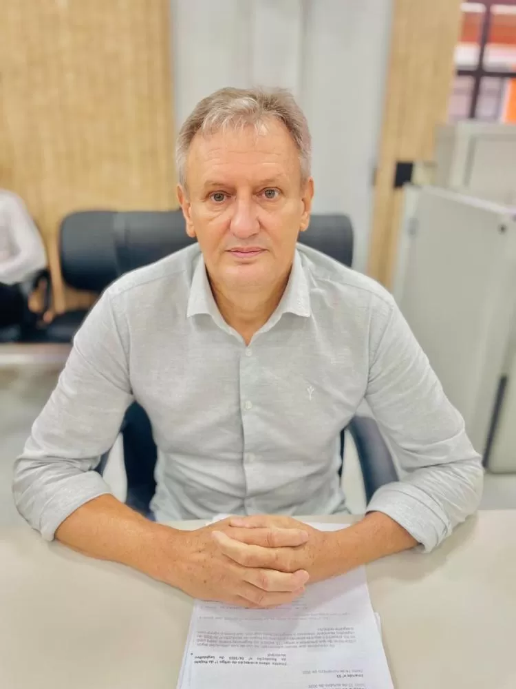 Vereador Luis Carlos da Silva (Carlinhos) durante sessão da Câmara, defendendo melhorias para o Jardim Primavera e para a estrada da Linha Três Voltas. (Foto: Cristiano Viteck)