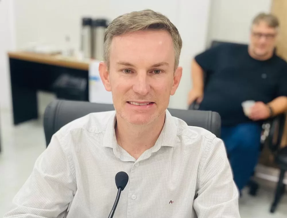 Vereador Rafael Heinrich durante sessão da Câmara, defendendo melhorias em segurança viária, prevenção ao alcoolismo e valorização de profissionais da saúde. (Foto: Cristiano Viteck)
