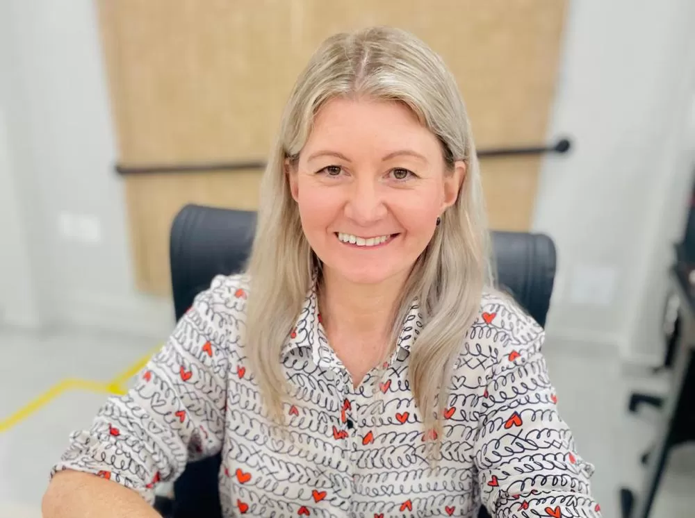 Vereadora Marciane Specht durante sessão da Câmara, apresentando propostas voltadas ao empreendedorismo local e à segurança no entorno escolar. (Foto: Cristiano Viteck)