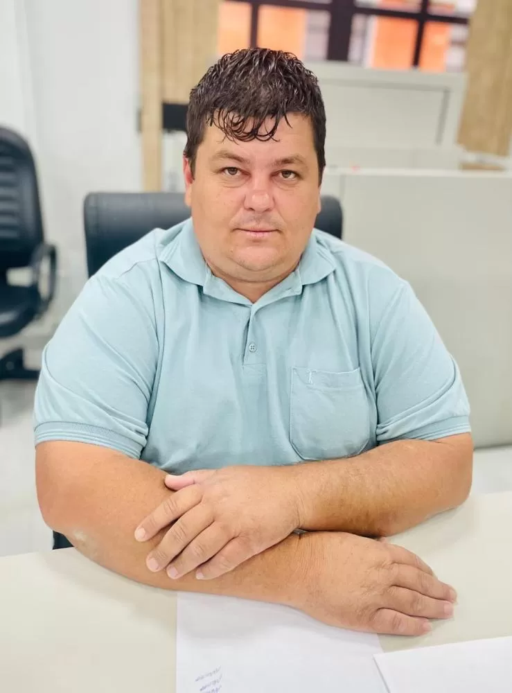 Vereador Marciél Evandro Escher durante sessão plenária, reforçando a defesa da permanência da sede do BPFron em Marechal Cândido Rondon. (Foto: Cristiano Viteck)