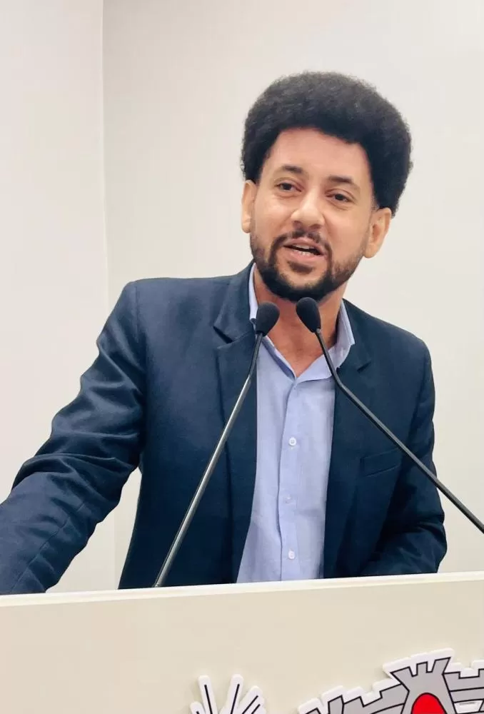 Vereador Fernando Nègrie durante discurso em tom de despedida na tribuna. (Foto: Cristiano Viteck)