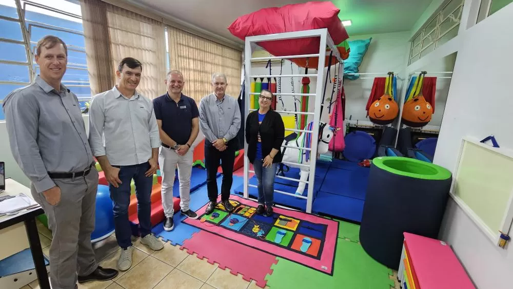 Direção da Copagril realiza a entrega simbólica dos equipamentos da nova sala sensorial à APAE de Marechal Rondon. (Foto: Divulgação/Copagril)