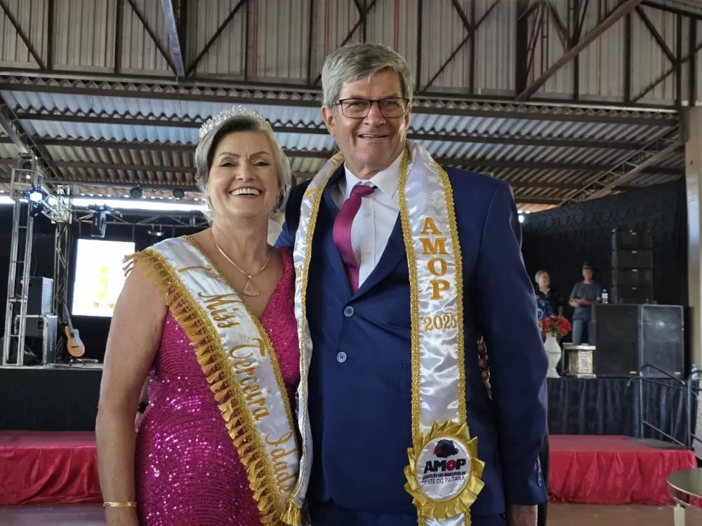 Maria Hickmann e Odir Vergilio Schmidt, foram eleitos Miss e Mister Terceira Idade da Associação dos Municípios do Oeste do Paraná (AMOP). (Foto: Divulgação)