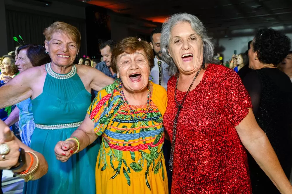 Participantes celebram 50 anos do Trabalho Social com Pessoas Idosas em evento histórico do Sesc PR, no Grand Carimã Resort, em Foz do Iguaçu. (Foto: Cassiano Rosário)